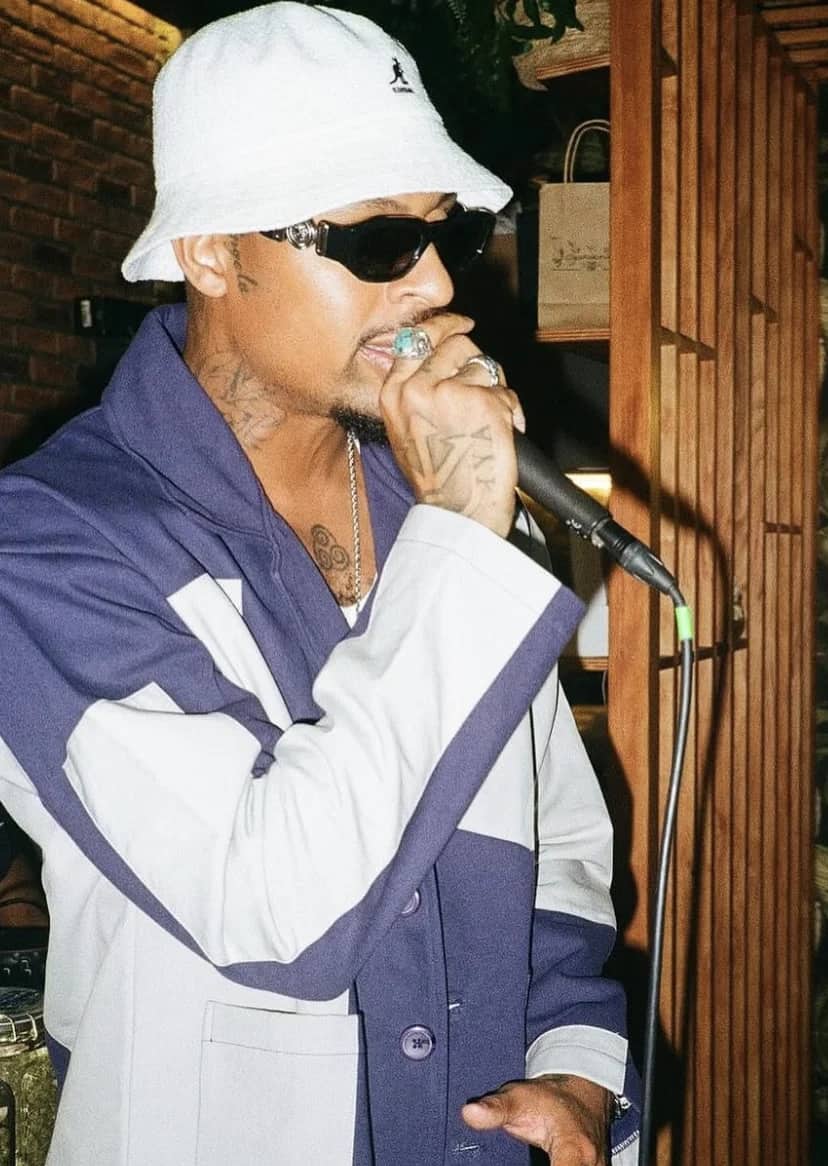 AK performing